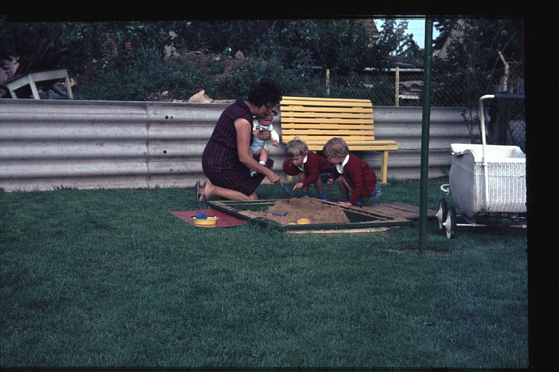 20.Regensburg jun 1966 Ilse,Brigitte,Marion,Peter.JPG
